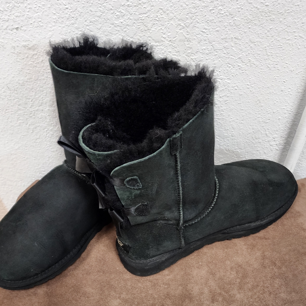 Black Ugg With Bows On The Back Size 6